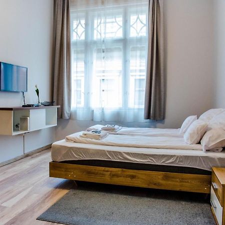 Molnar Apartment Cozy City Center Retreat For 2 Ac & Perfect Location! Boedapest Buitenkant foto