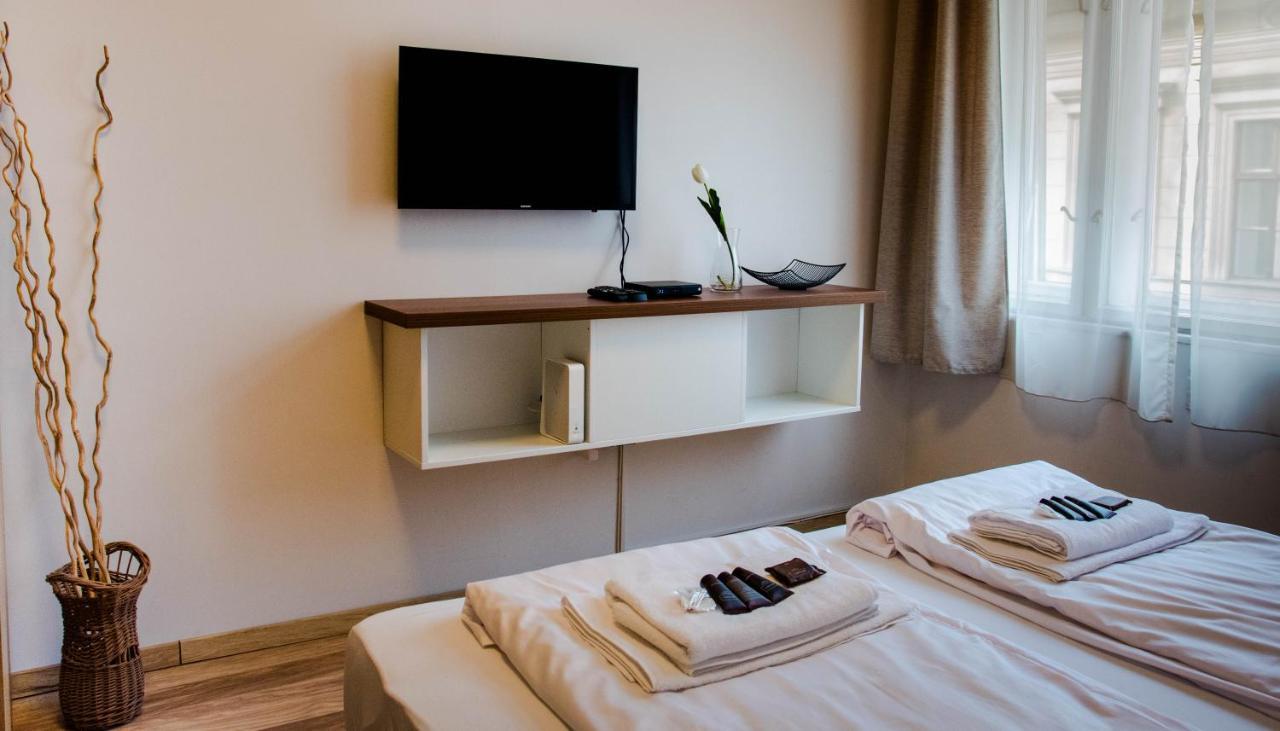 Molnar Apartment Cozy City Center Retreat For 2 Ac & Perfect Location! Boedapest Buitenkant foto