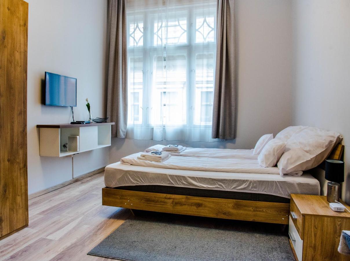 Molnar Apartment Cozy City Center Retreat For 2 Ac & Perfect Location! Boedapest Buitenkant foto