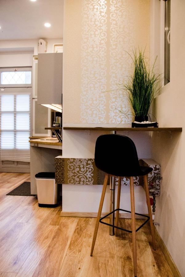 Molnar Apartment Cozy City Center Retreat For 2 Ac & Perfect Location! Boedapest Buitenkant foto